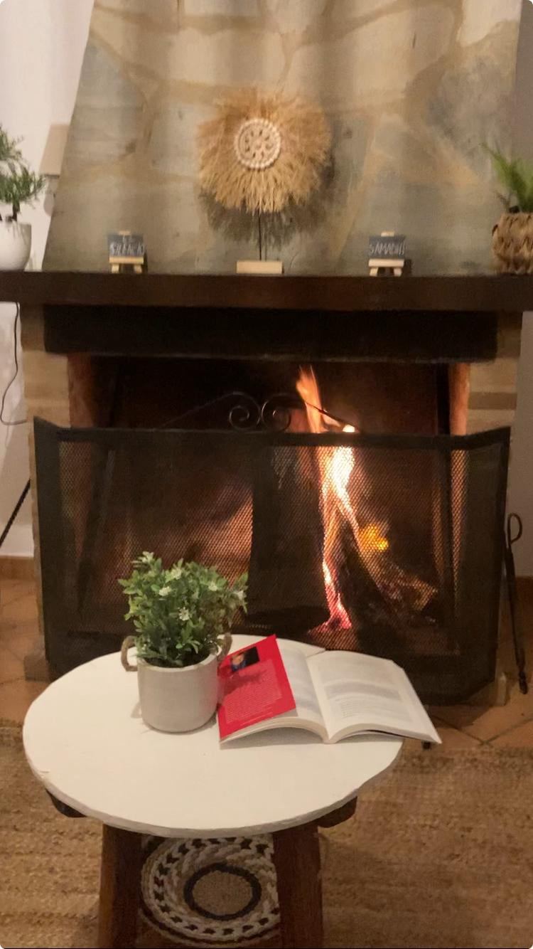 La chimenea del salón encendida en una tarde de invierno