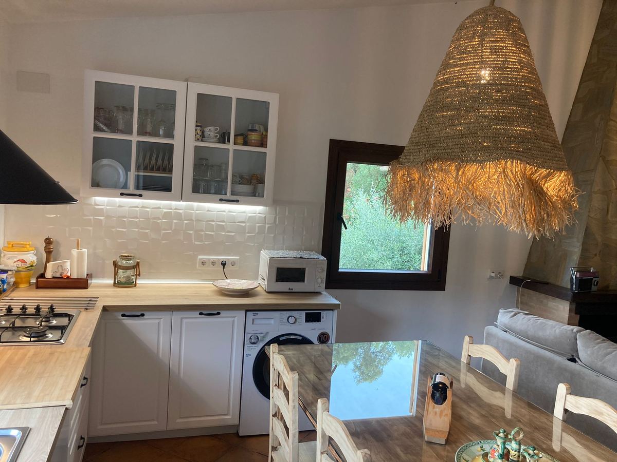 Zona de cocina con lavadora, lavavajillas y microondas