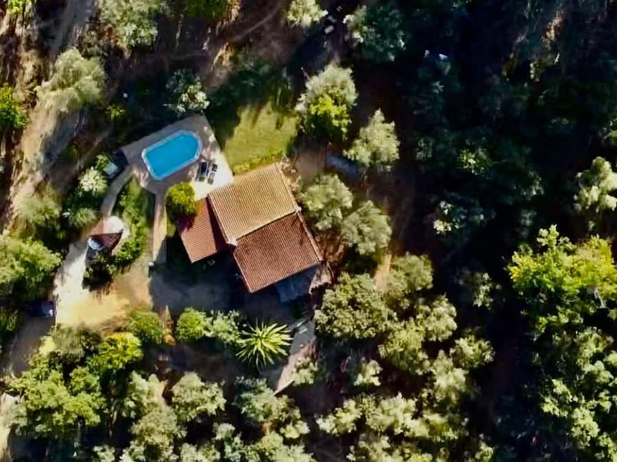 Vista aérea de la casa y la piscina dentro de la finca
