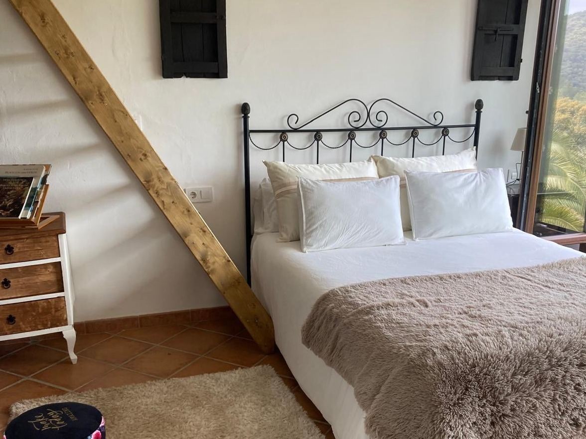 Habitación grande con la escalera de madera que sube al altillo