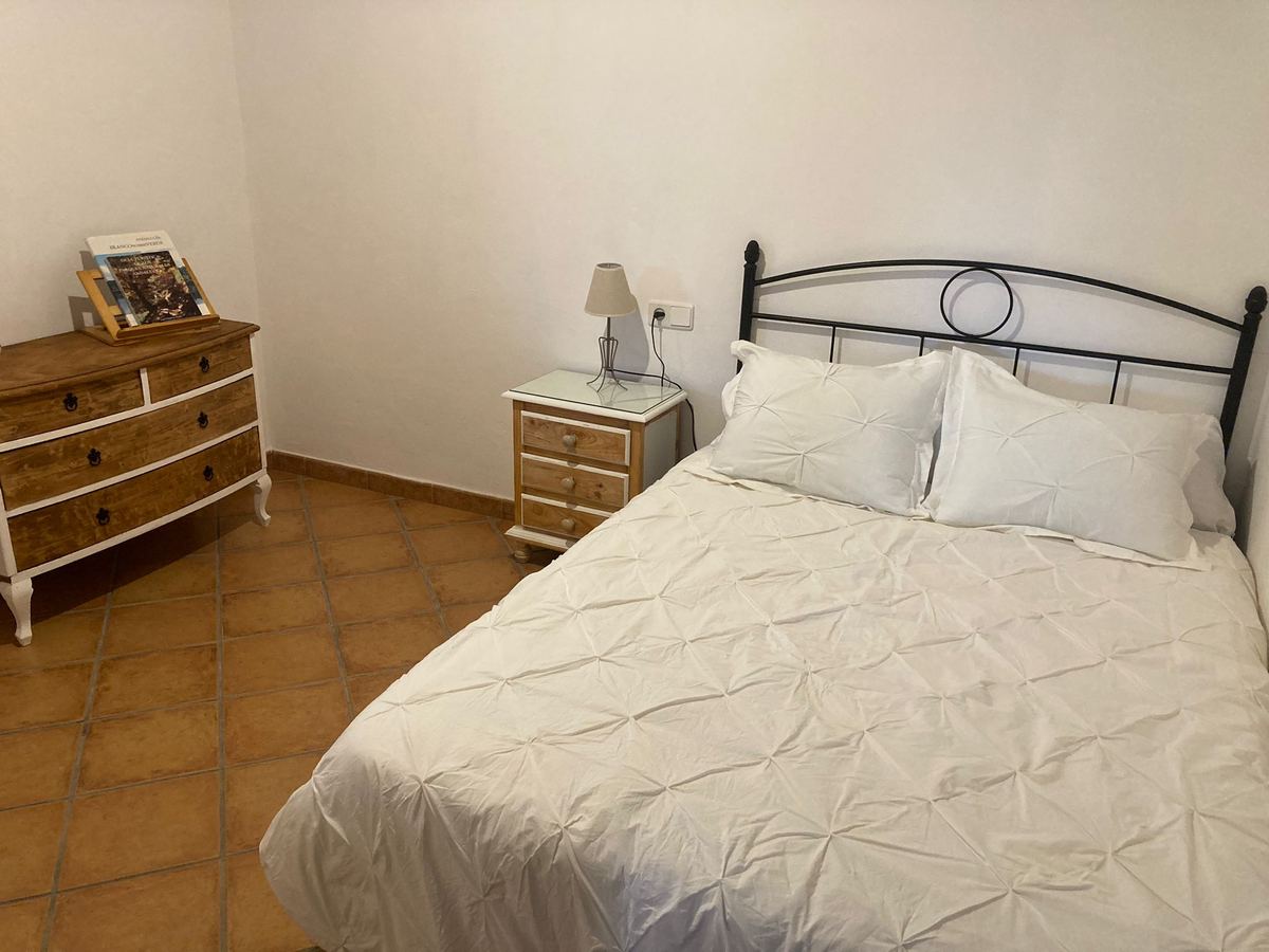 Dormitorio con cama de matrimonio y cómoda de madera