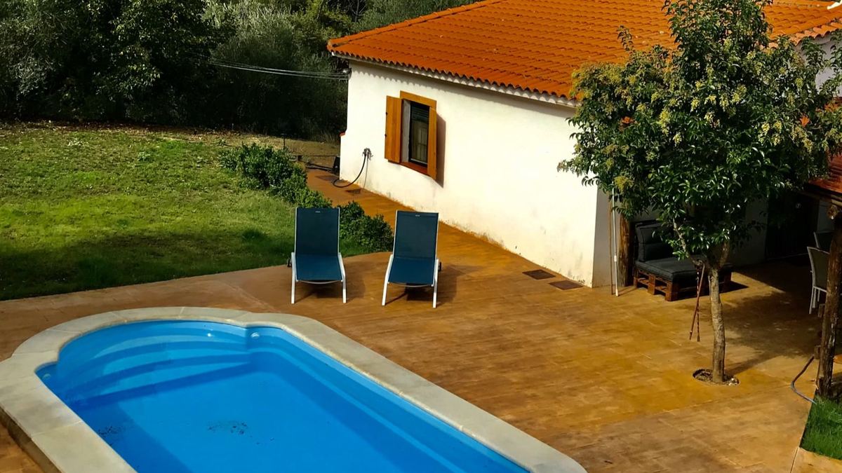 Piscina privada y casa de Finca Charco la Olla en un día de verano